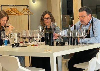 El vino como punto de encuentro una jornada entre profesionales en Marqués de Cáceres taller de blending 3